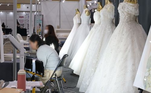 웨딩박람회에 전시된 드레스