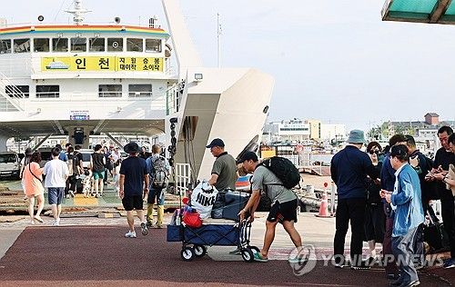 섬으로 떠나는 여행객들