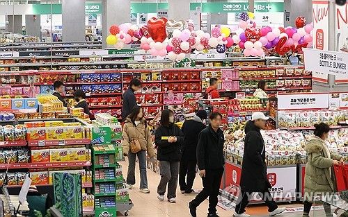 대형마트에서 장을 보는 시민들