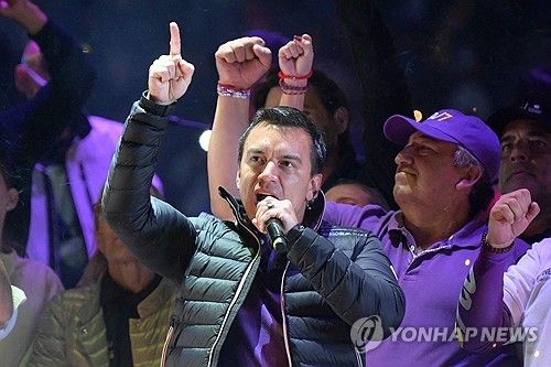 연설하는 다니엘 노보아 에콰도르 대통령