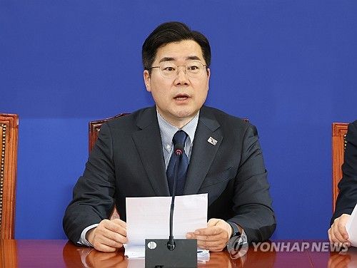 원내대책회의에서 발언하는 박찬대 원내대표