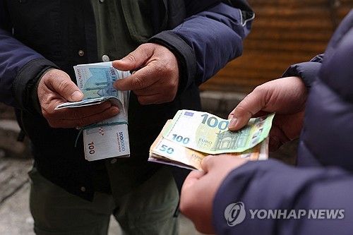 이란 리알화를 세는 테헤란의 환전업자