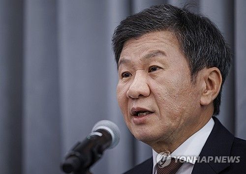 취재진 질문에 답하는 정몽규 대한축구협회장