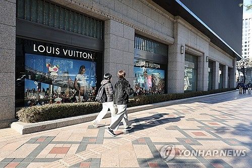 명품 가격 또 오른다…환율 급등 반영 전망
