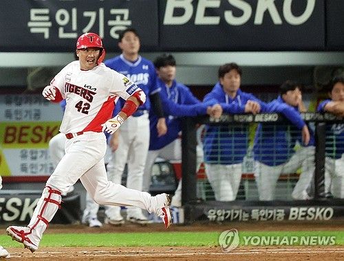 KIA 타이거즈와 삼성 라이온즈의 2024시즌 한국시리즈 경기 모습.
