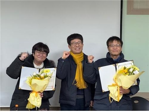 당선 기념 촬영하는 배기수 정의당 경남도당위원장(맨 오른쪽)