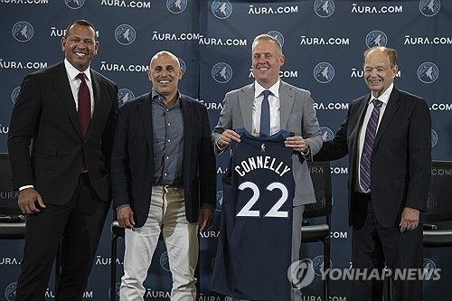 왼쪽부터 로드리게스, 로리, 팀 커널리 미네소타 사장, 테일러 구단주. 