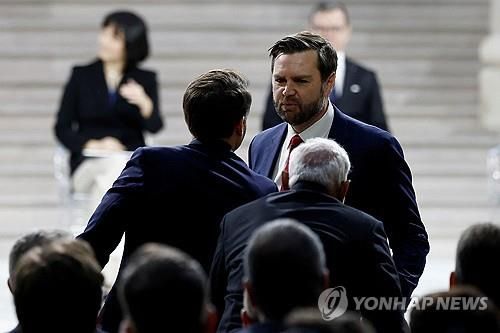 마크롱과 인사하는 미 부통령