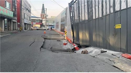 강릉 주상복합아파트 공사장 인근 도로 침하