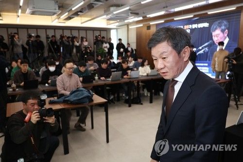 기자회견장 나서는 정몽규 축구협회장