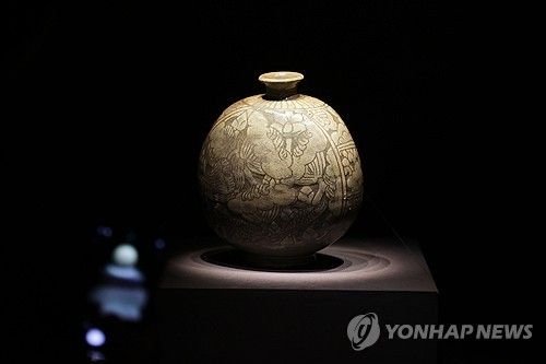 국보 분청사기 박지연어문 편병