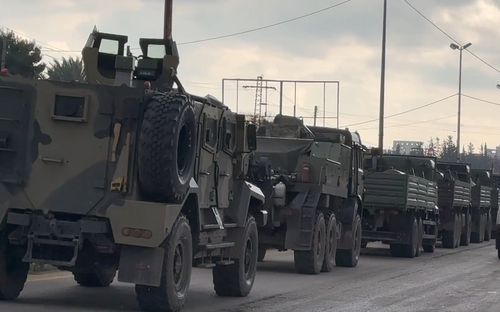 시리아 타르투스 앞 검문소에 늘어선 러시아 군용차량