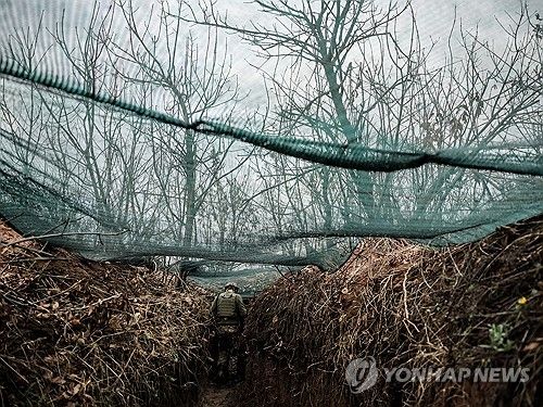 드론 차단용 그물망이 쳐진 참호에서 주변을 살피는 우크라이나군 병사