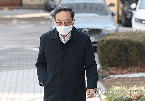 '우리은행 부당대출 의혹' 손태승 전 회장, 첫 재판 출석