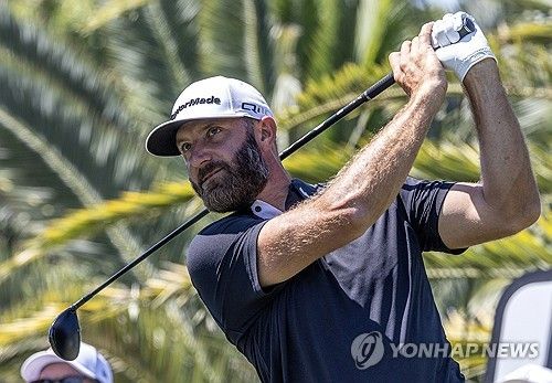 테일러메이드 모자를 쓰고 경기하는 존슨.