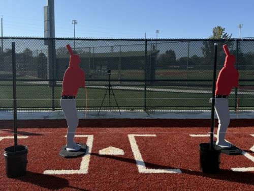 고무줄로 스트라이크존을 시각화하고, 타자 모형을 세워 놓은 SSG 구단