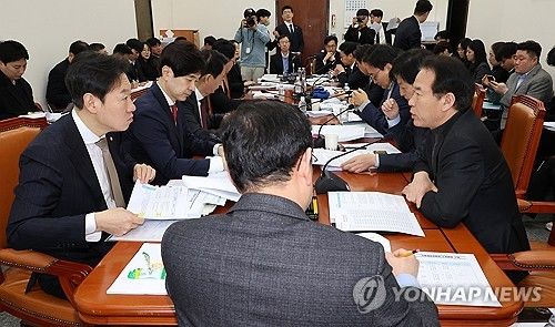 조세소위에서 발언하는 여야 위원들