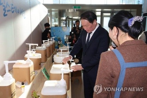 지난해 ERT 멤버스 데이 행사에서 리필관련 제품 체험하는 최태원 회장
