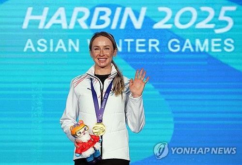 바이애슬론 여자 스프린트 금메달 목에 건 예카테리나 압바꾸모바