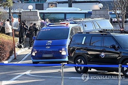 헌재 들어서는 윤 대통령 차량