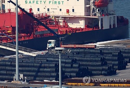 평택항에 쌓인 철강 제품