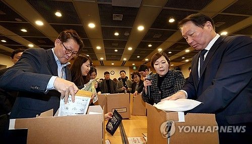 지난해 ERT 멤버스 데이 행사에서 마음 상자 접기 봉사활동 하는 최태원 회장