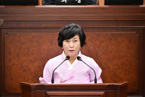 한복 입고 발언대에 오른 허윤옥 김해시의원 
