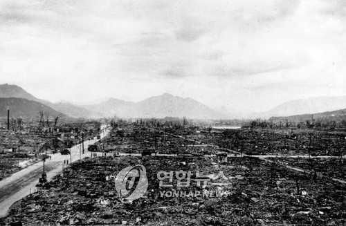 원폭 투하 후 폐허가 된 일본