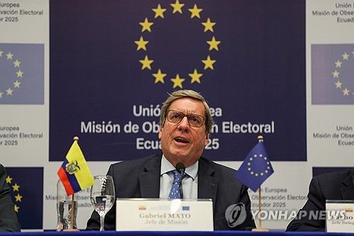 11일(현지시간) 기자회견하는 EU 에콰도르 선거 참관위원장