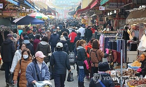 설 앞두고 붐비는 인천 전통시장