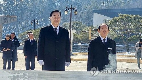 5·18 묘지 참배하는 김두관