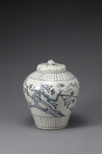 국보 '백자 청화매죽문 유개항아리'