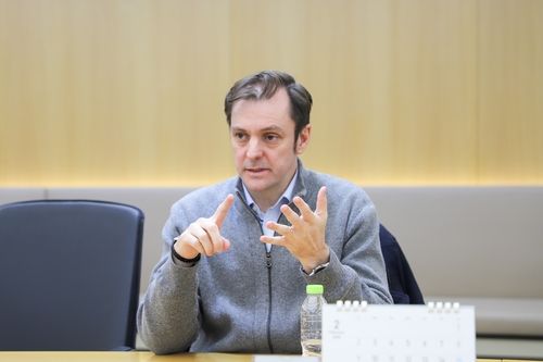 11일 법무법인 대륙아주에서 인터뷰하는 외국변호사 티모시 디킨스