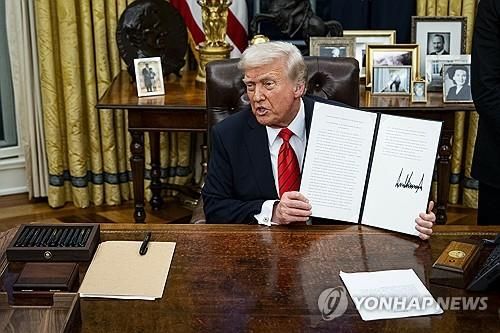 행정명령 문서를 들어 보이는 도널드 트럼프 미국 대통령