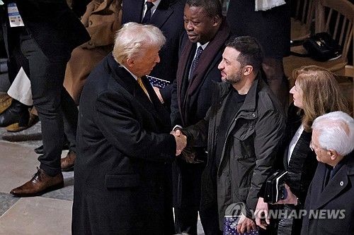 지난해 12월 프랑스 파리에서 열린 노트르담 대성당 재개관식에서 악수하는 트럼프와 젤렌스키