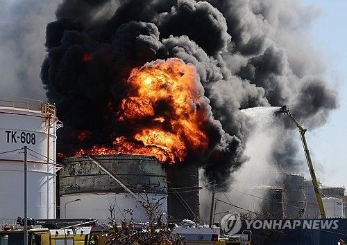 유류 저장탱크서 치솟는 화염