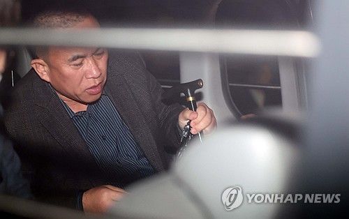 명태균 지팡이 들고 호송차 탑승