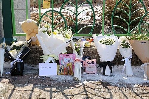 학교에 모여든 추모 물결