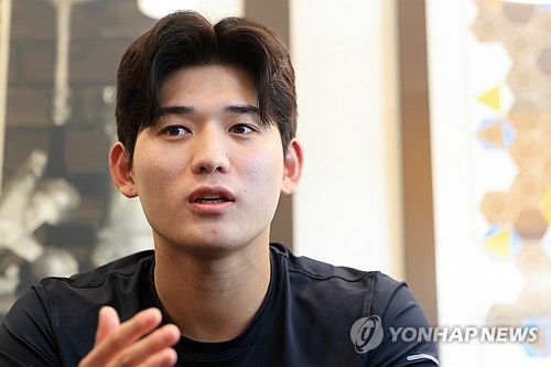 인터뷰하는 키움 사이드암 이강준