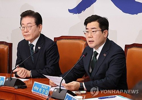 최고위원회의에서 발언하는 박찬대 원내대표