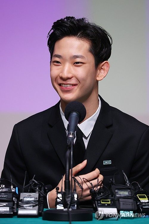 미소로 답하는 박윤재