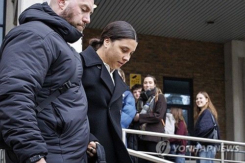 법원 나서는 커