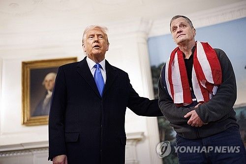 11일(현지시간) 러시아에서 풀려난 마크 포겔을 만난 도널드 트럼프 미국 대통령 