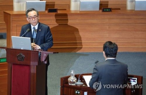 질의에 답변하는 조태열 외교부 장관