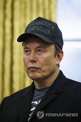 기자들과 질답하는 일론 머스크 테슬라 CEO