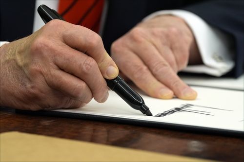 서명하는 도널드 트럼프 미국 대통령