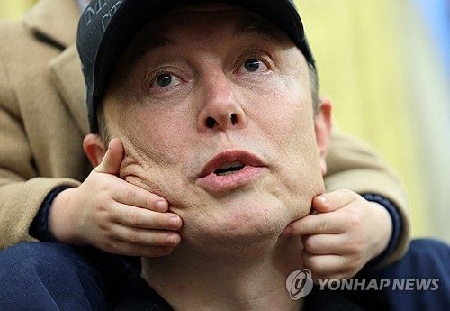 11일(현지시간) 백악관에서 아들을 목에 태우고 발언하는 일론 머스크