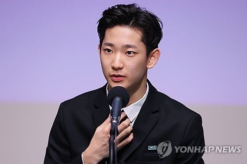 질문에 답하는 발레리노 박윤재