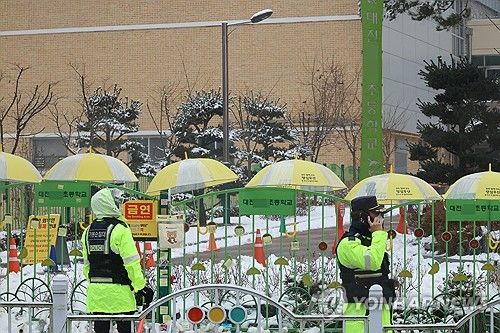 학교 앞에 놓인 우산들