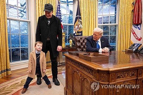 11일(현지시간) 백악관 트럼프 대통령 집무실에 아들과 함께 나타난 일론 머스크